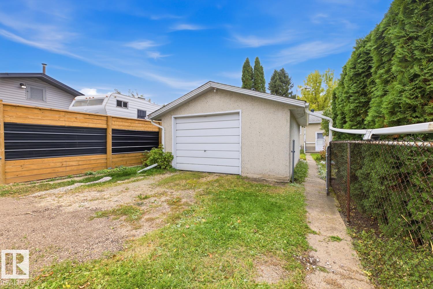 4218 111 AV NW - 34