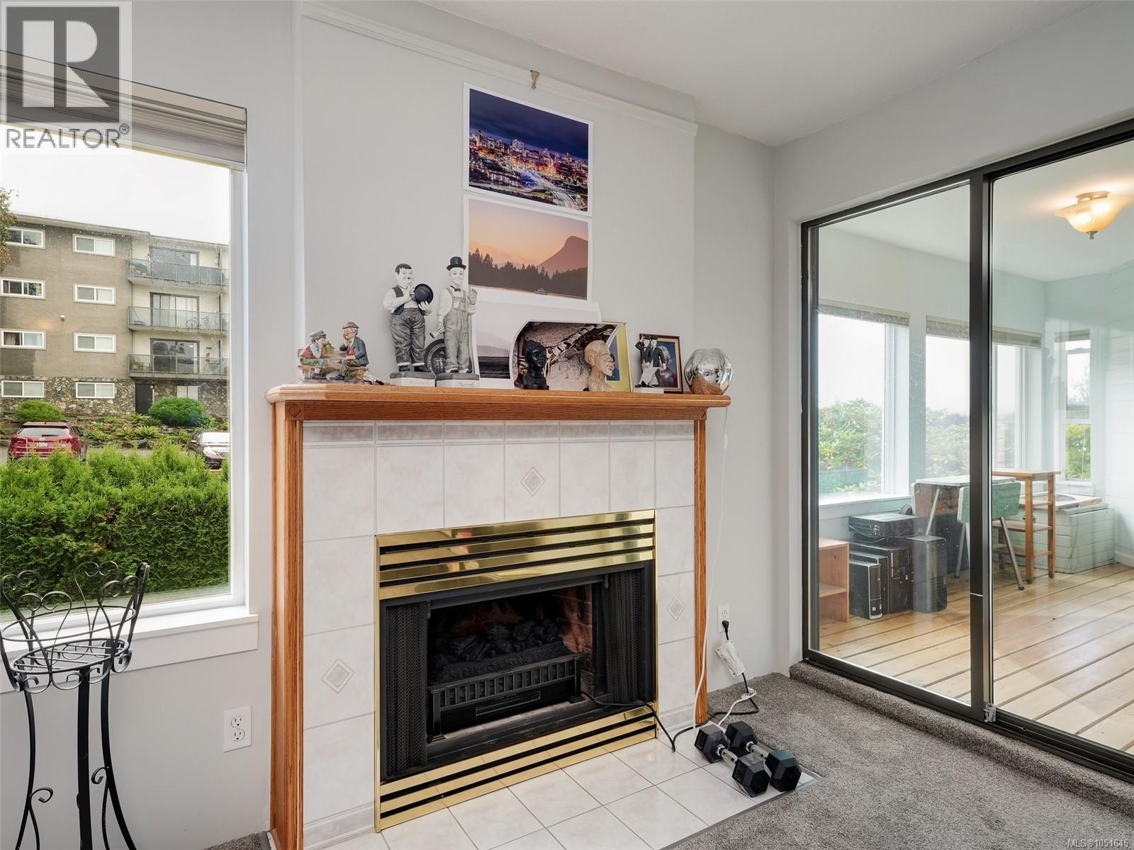 #203 3260 Quadra St - 4
