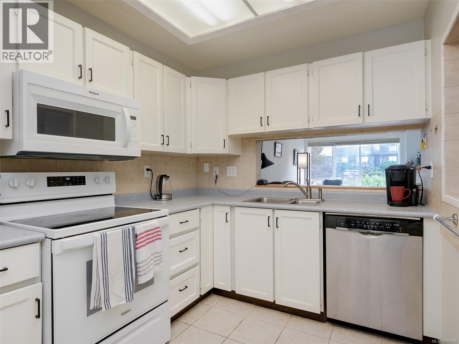 #203 3260 Quadra St - 8