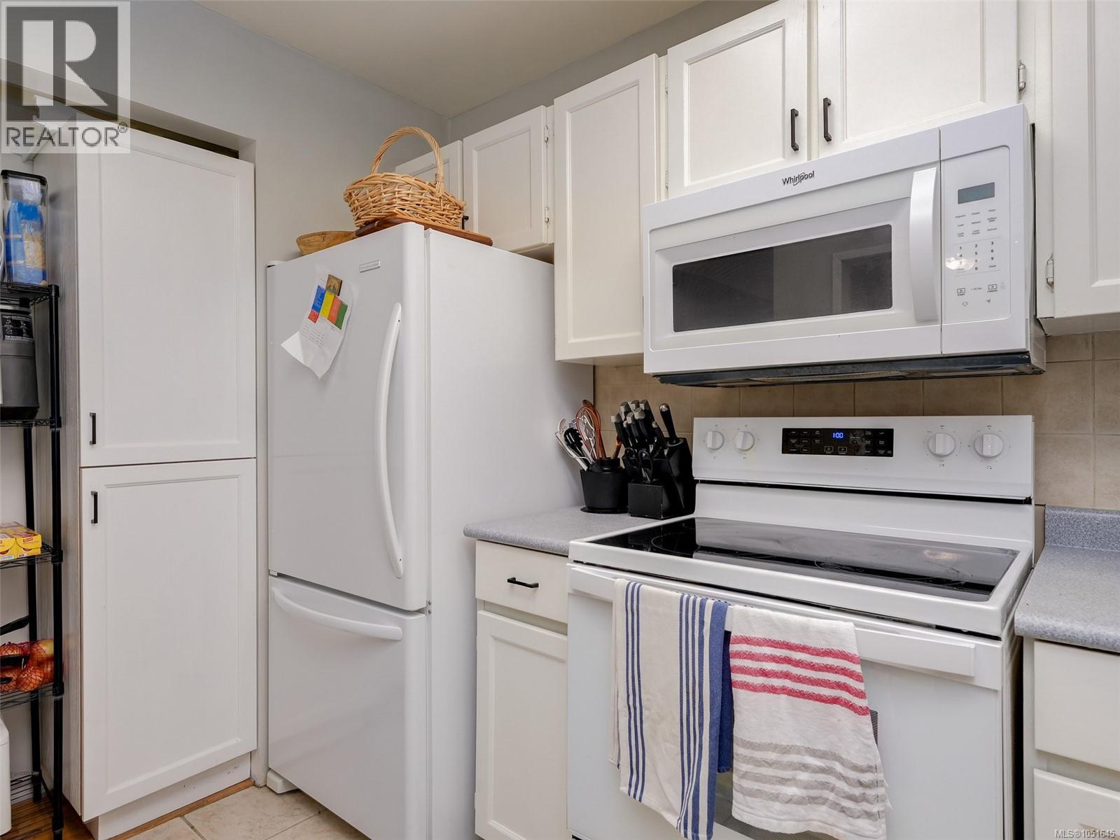 #203 3260 Quadra St - 9