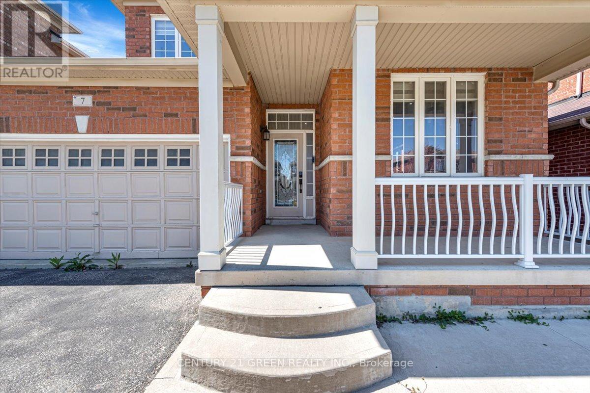 7 Accent Circle, Brampton, ON photo 4