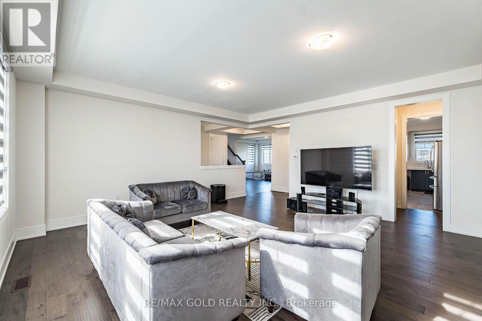 24 JENWOOD CRESCENT - 19