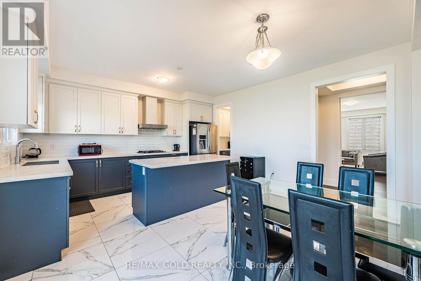 24 JENWOOD CRESCENT - 21