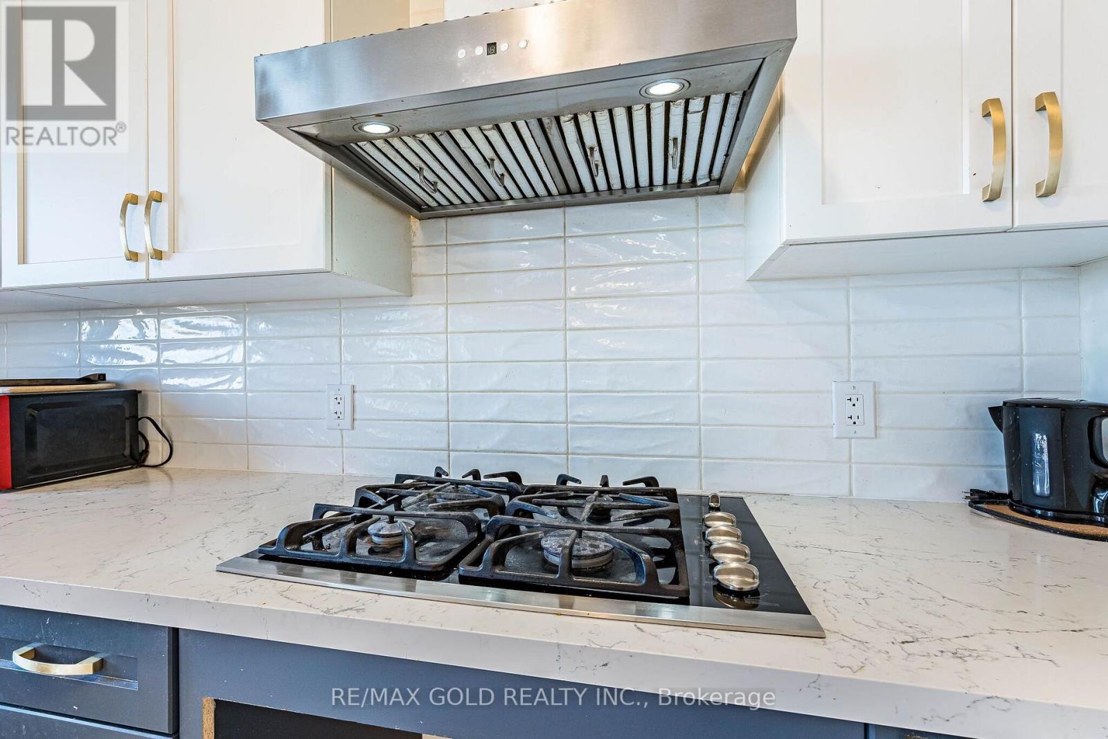 24 JENWOOD CRESCENT - 22