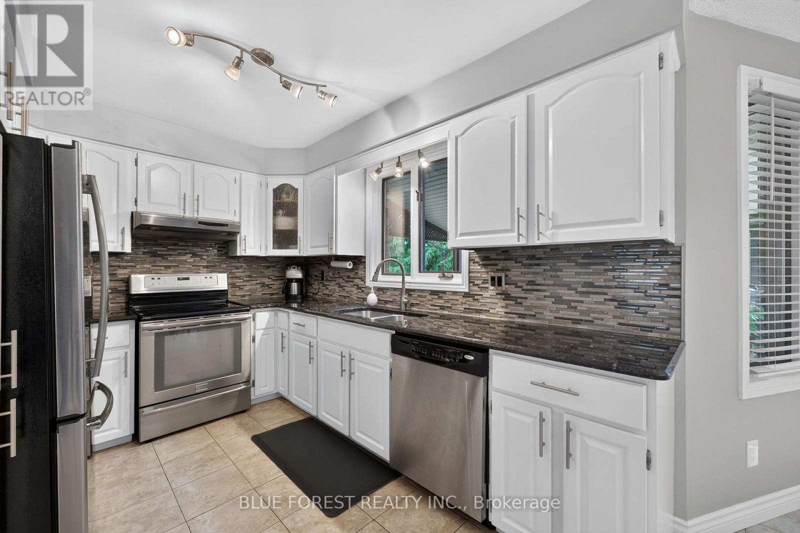 1039 COUNTRY CLUB COURT - Image 9