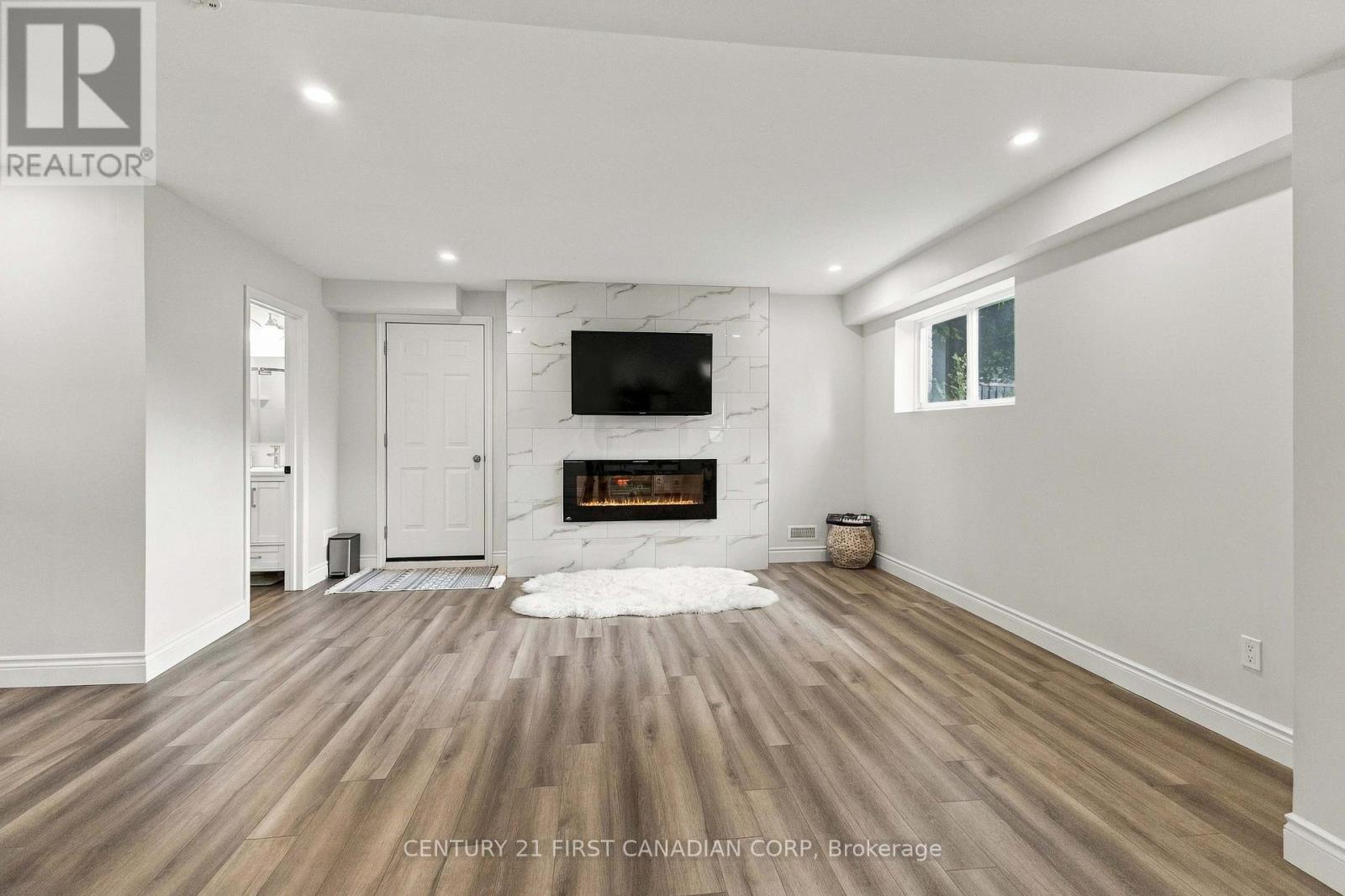 17 ARCHER CRESCENT - 32