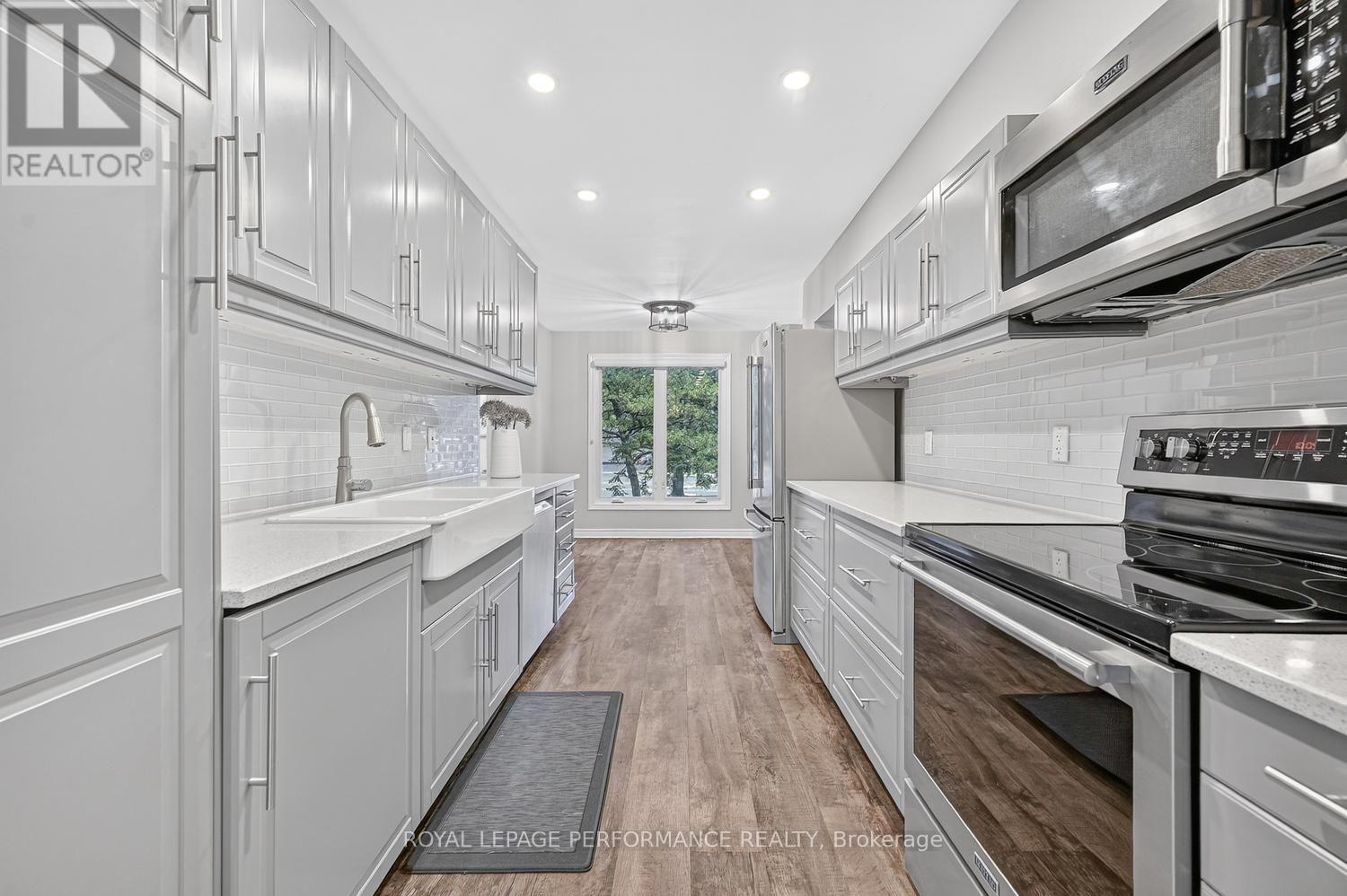 30 VIEWPOINTE PRIVATE - 12