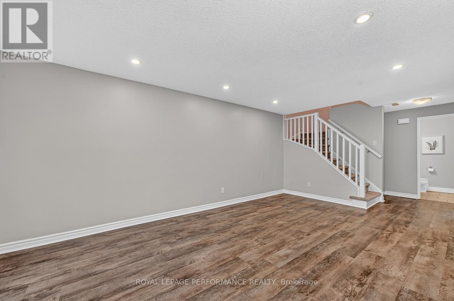 30 Viewpointe Private