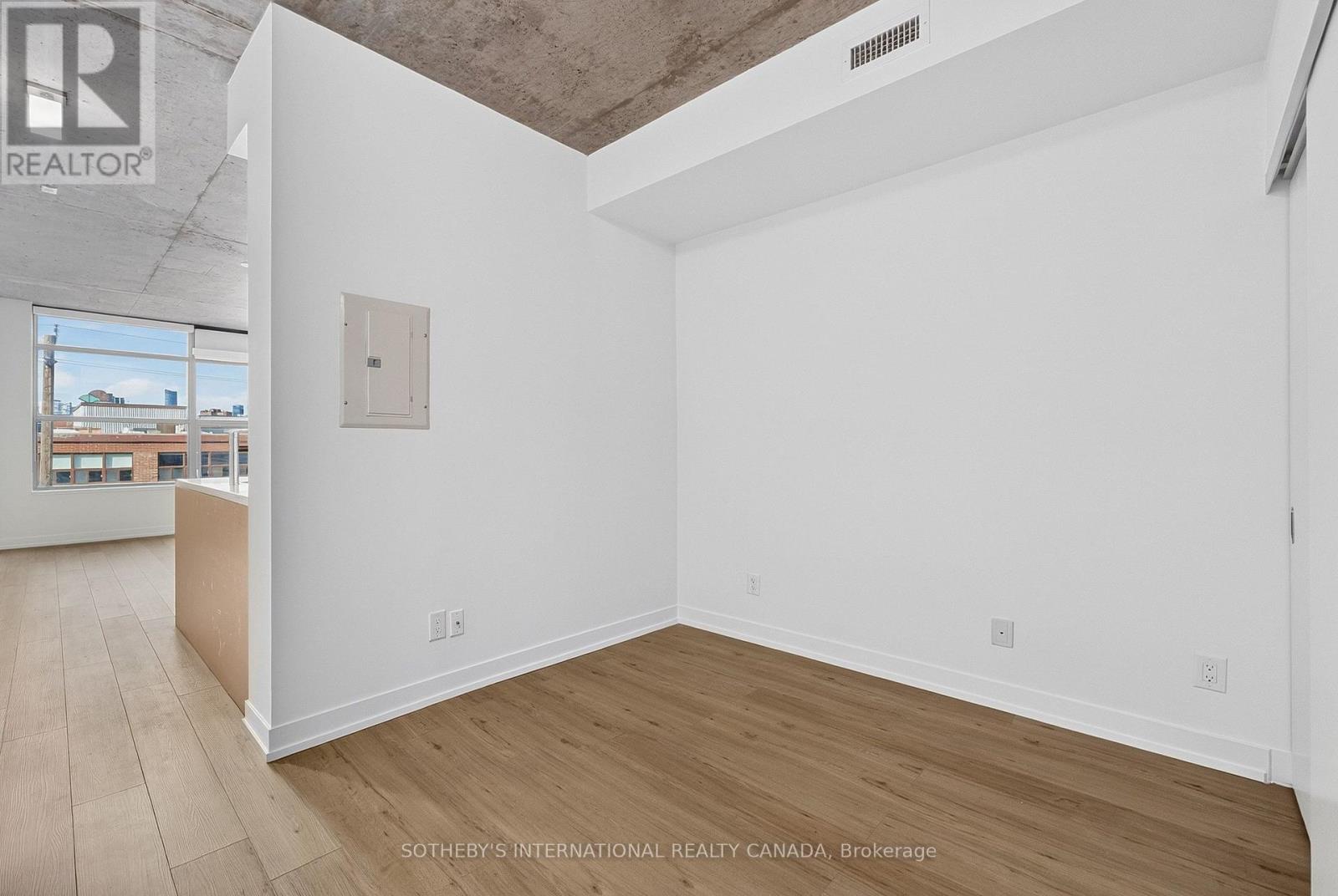 #406 319 CARLAW AVENUE - 23