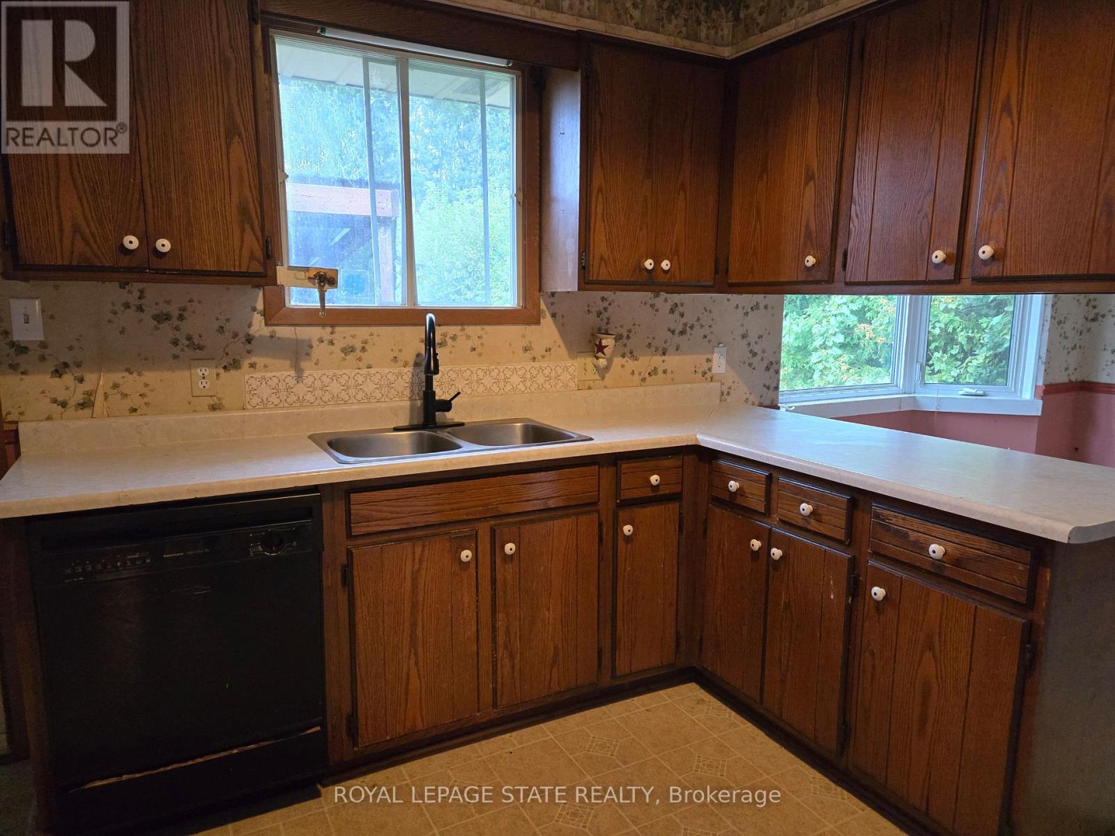 8 LYNDHURST AVENUE - 15