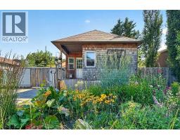 241 25 Avenue NE - photo 2