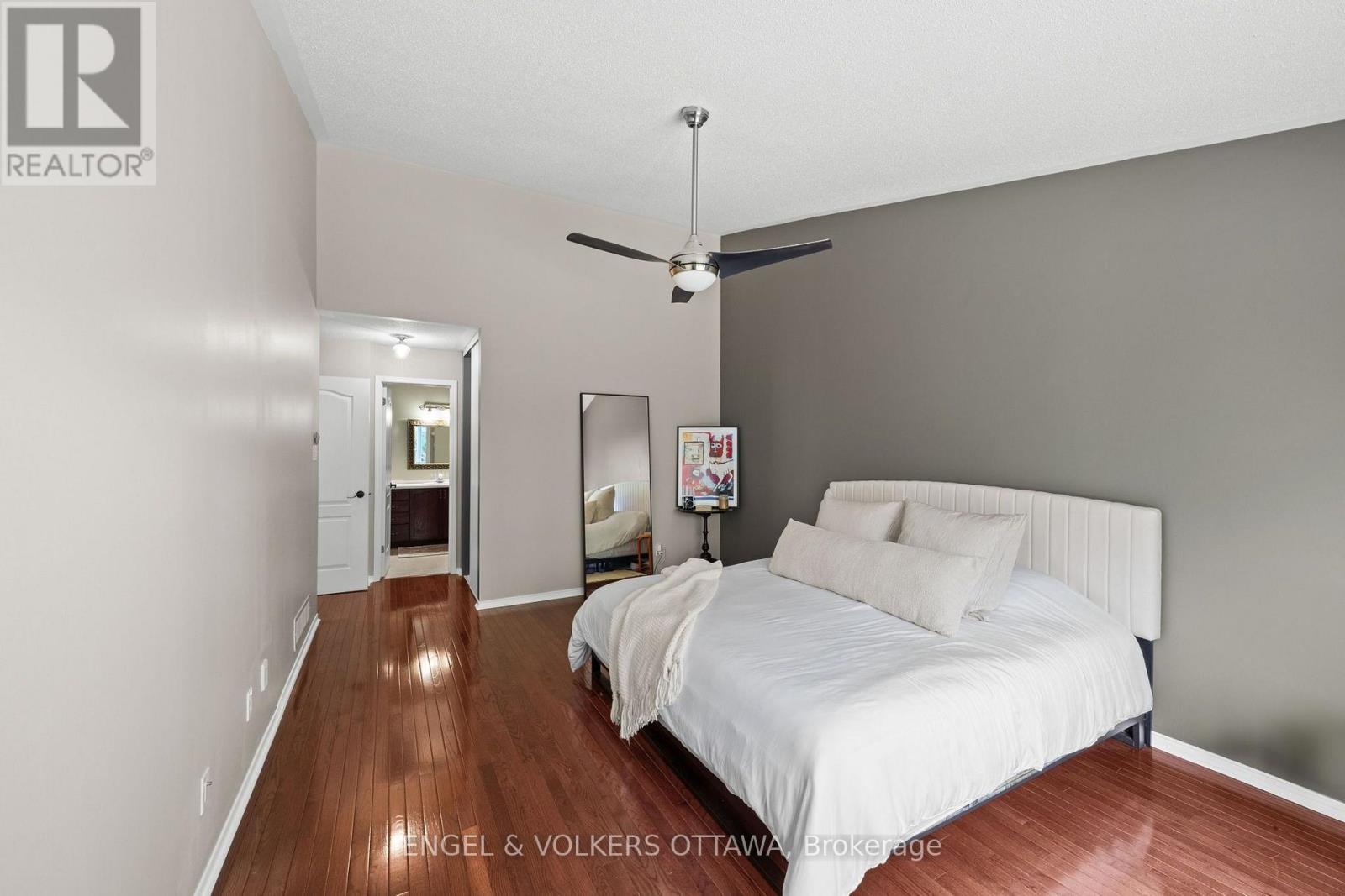 4 BURNSTEAD CRESCENT - 23