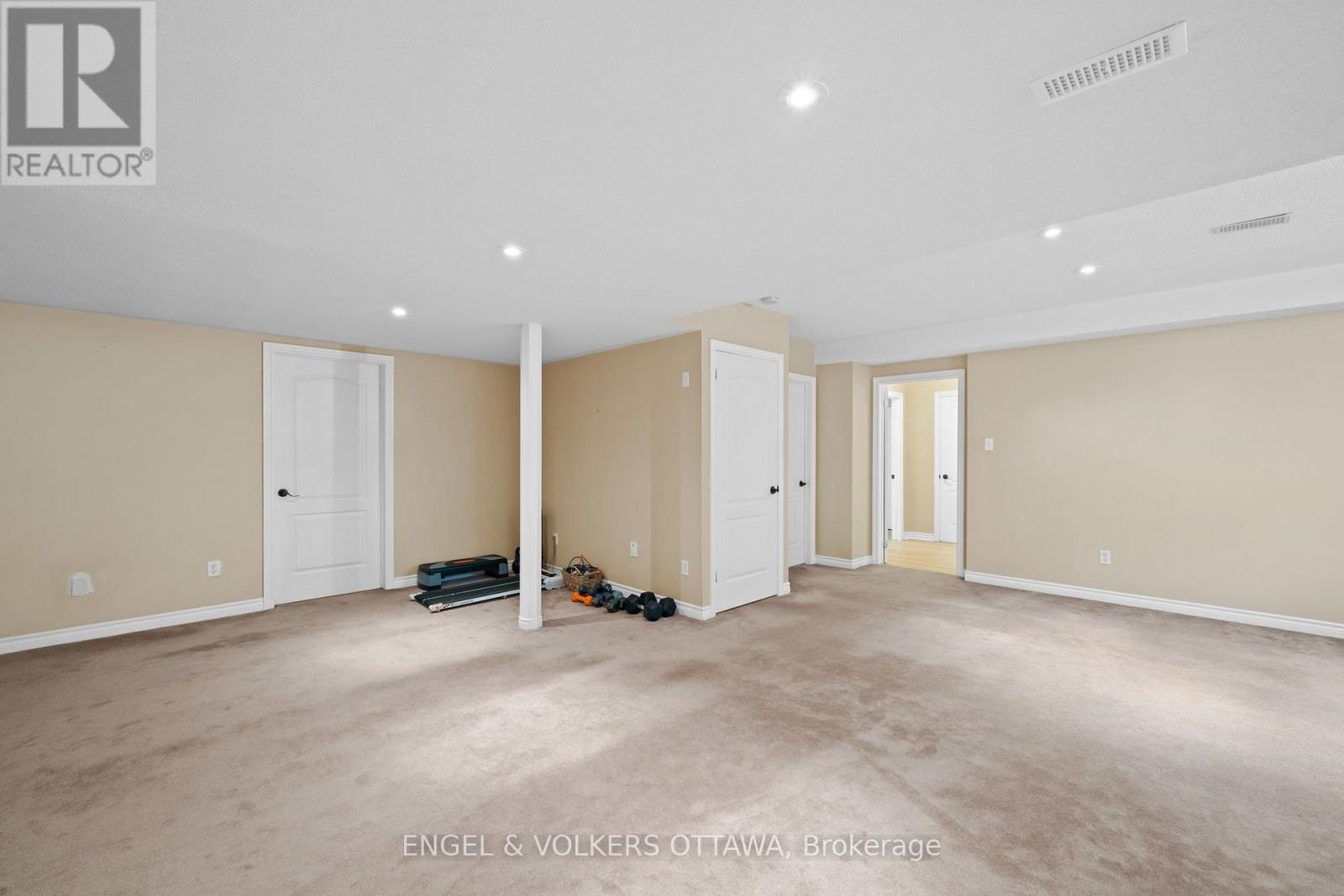4 BURNSTEAD CRESCENT - 36