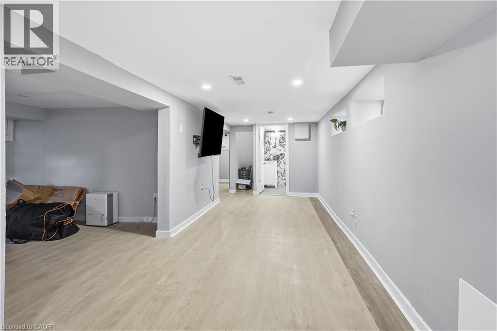 658 UPPER WELLINGTON Street - Image 33