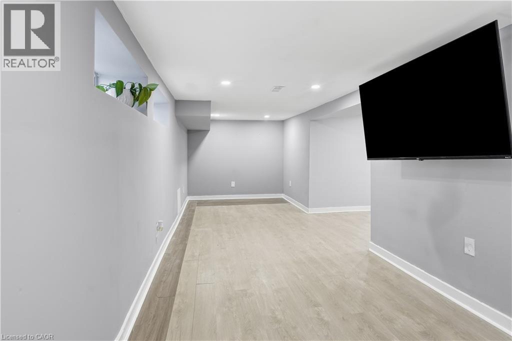 658 UPPER WELLINGTON Street - Image 35