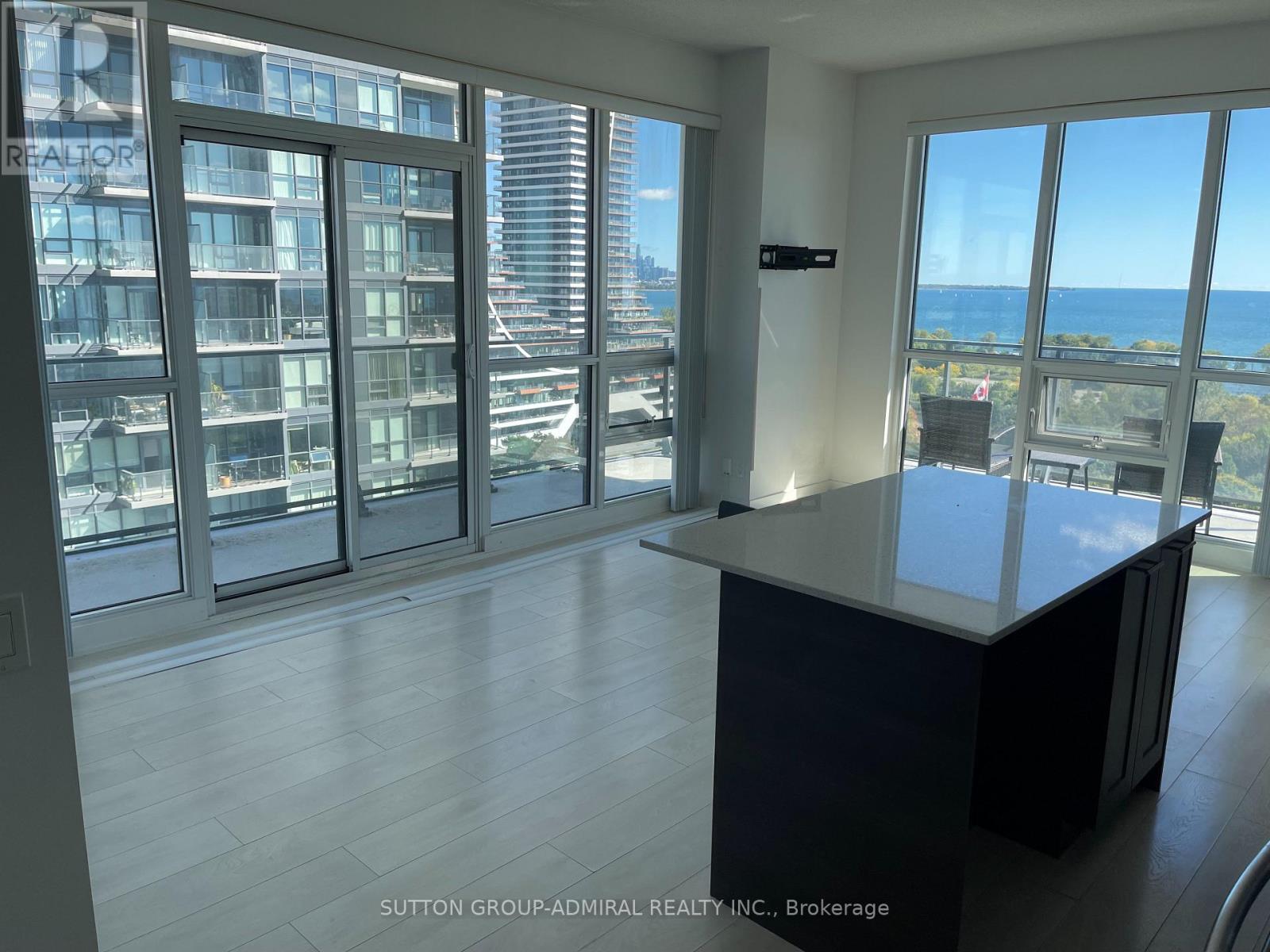 Photo of 2212 Lake Shore Boulevard