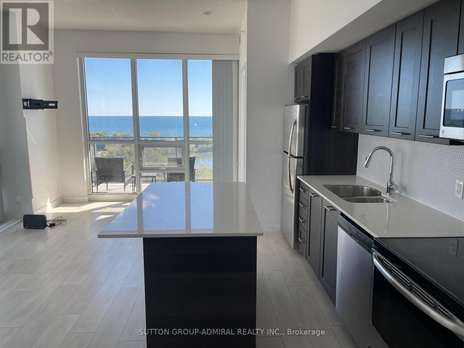 2212 Lake Shore Boulevard West — photo 2