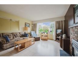 13696 Blackburn Avenue, White Rock, BC V4B2Y8 Photo 9