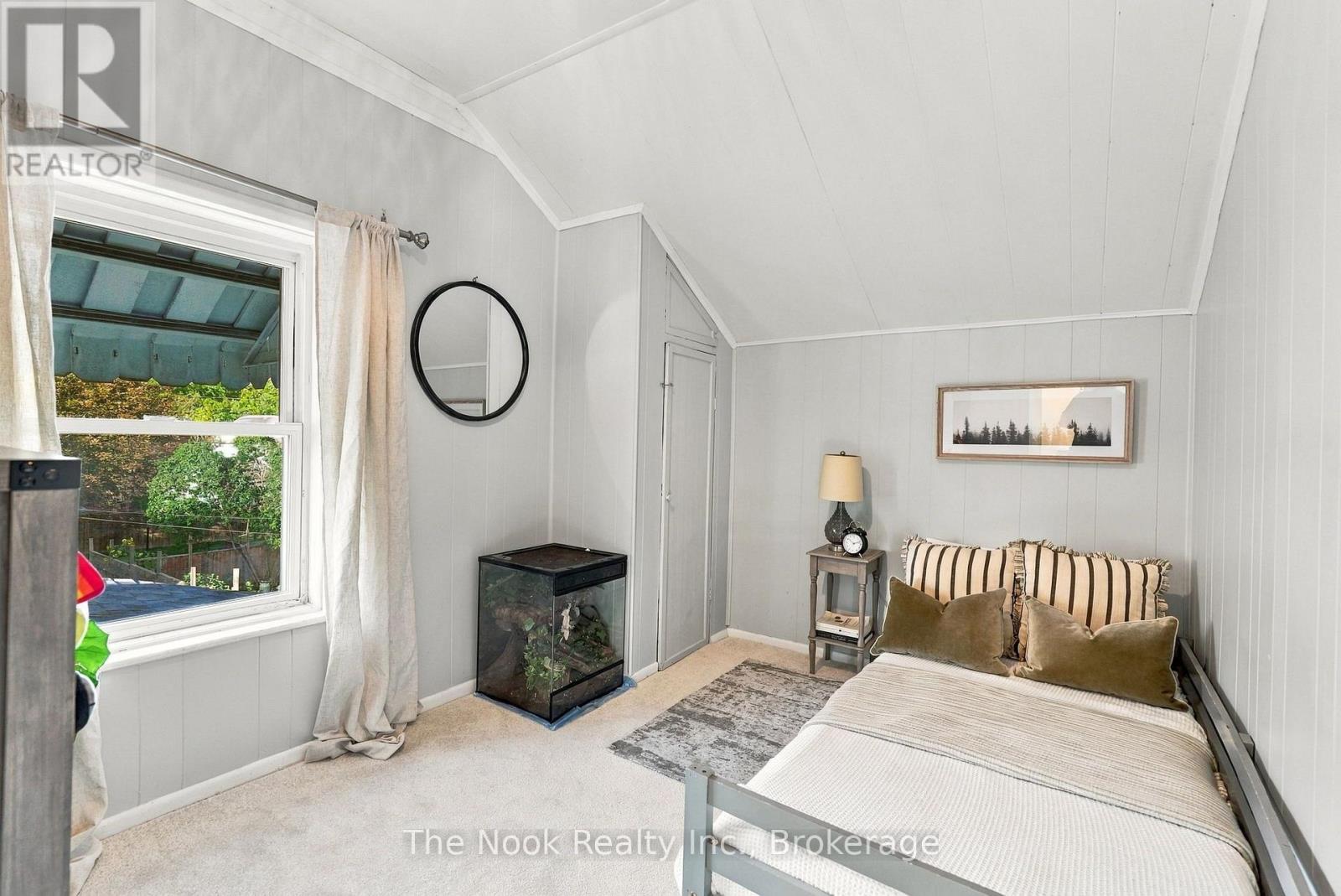 64 WELLINGTON STREET - 38
