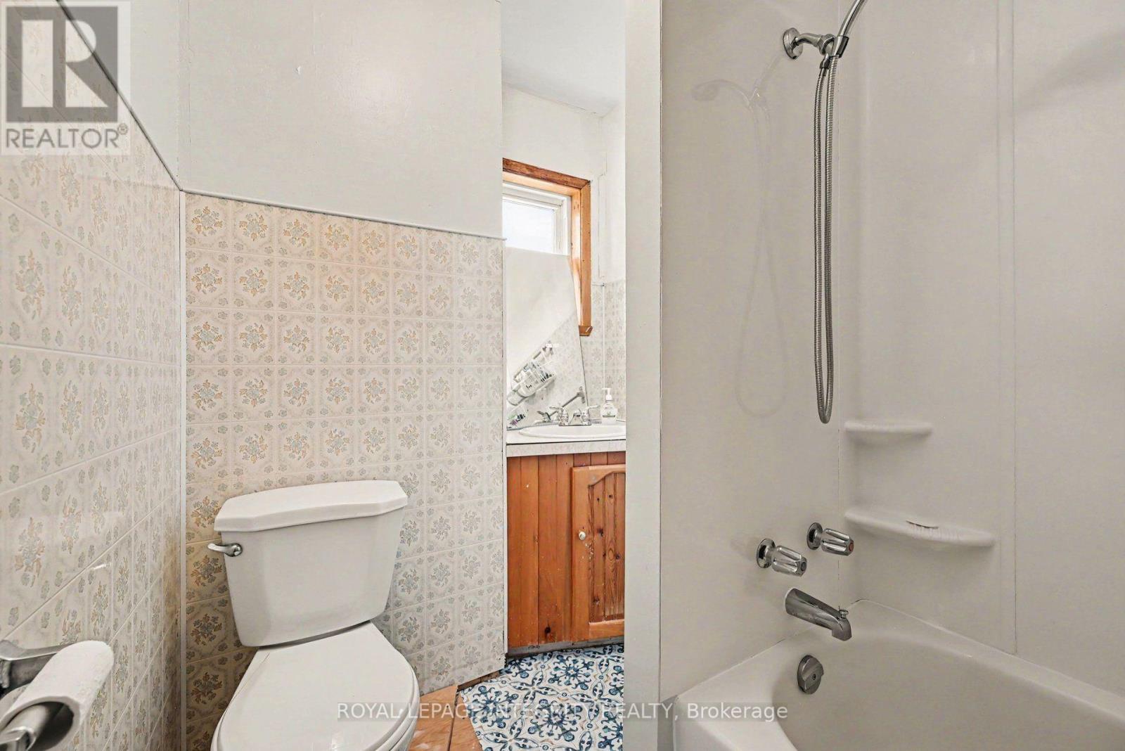 36 KENT CRESCENT - 14