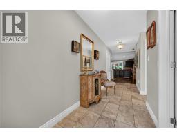 Enclosed porch - 821 Carriage Way, Sarnia, ON N7W0A5 Photo 6