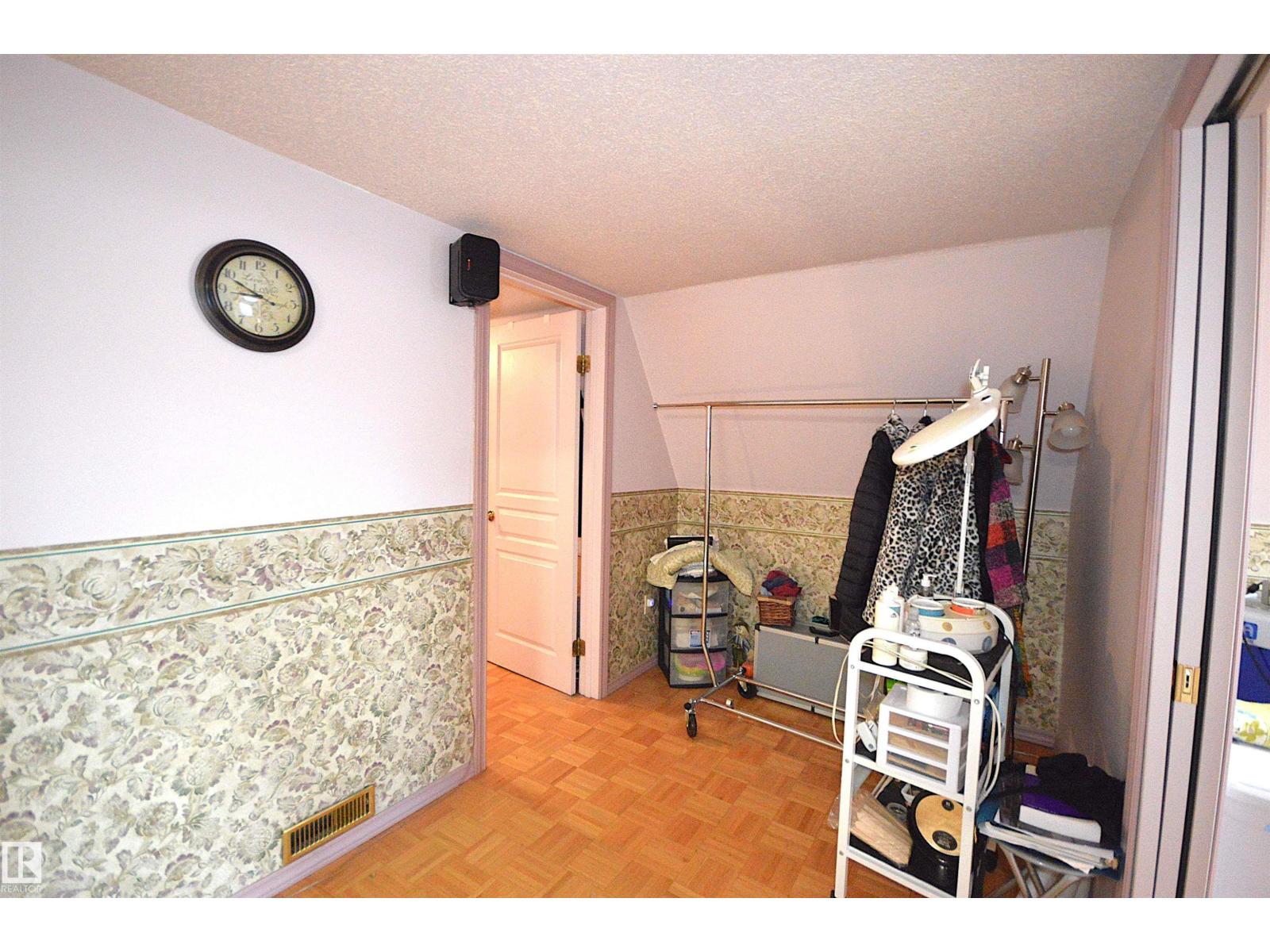 5023 51 AVE AV - 43