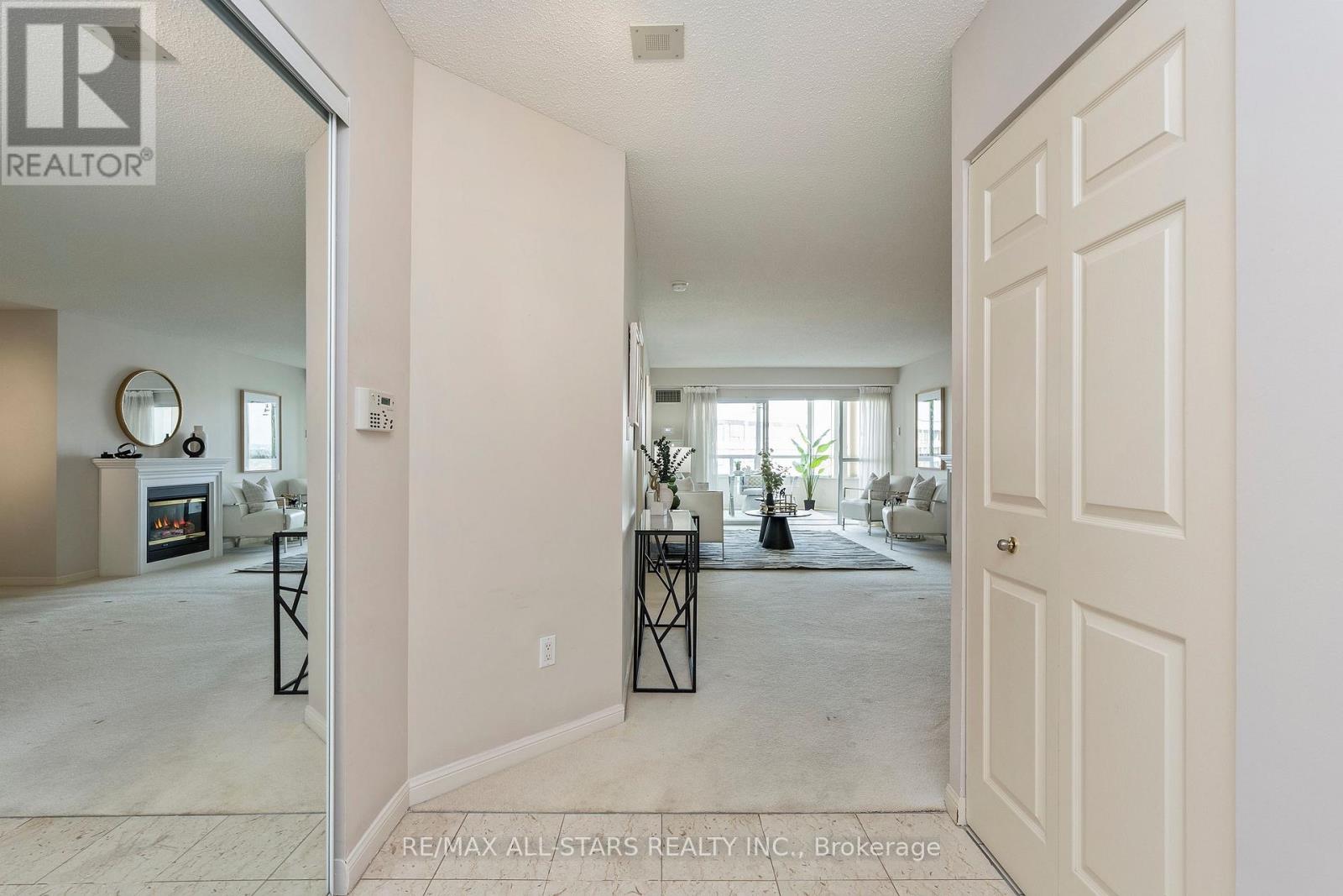 1102- 610 Bullock Drive, Markham, ON photo 4