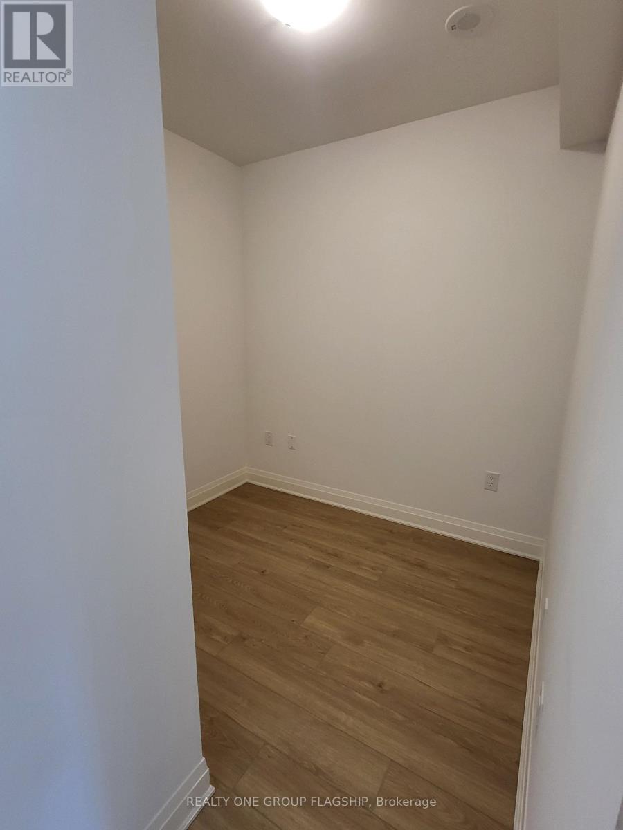 700 Sheppard Avenue West — photo 23