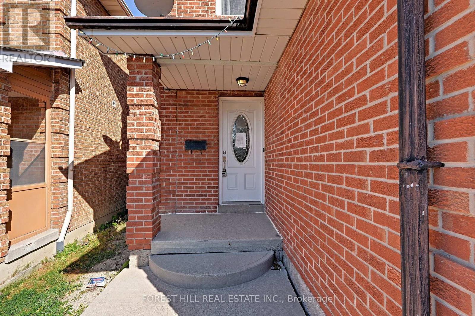 27 Saturn Drive, Brampton, ON photo 2