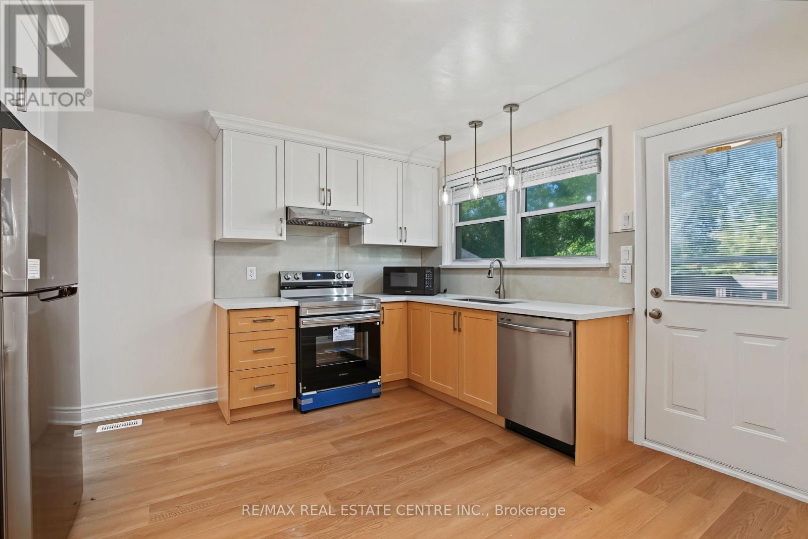 143 ELGIN CRESCENT — photo 3