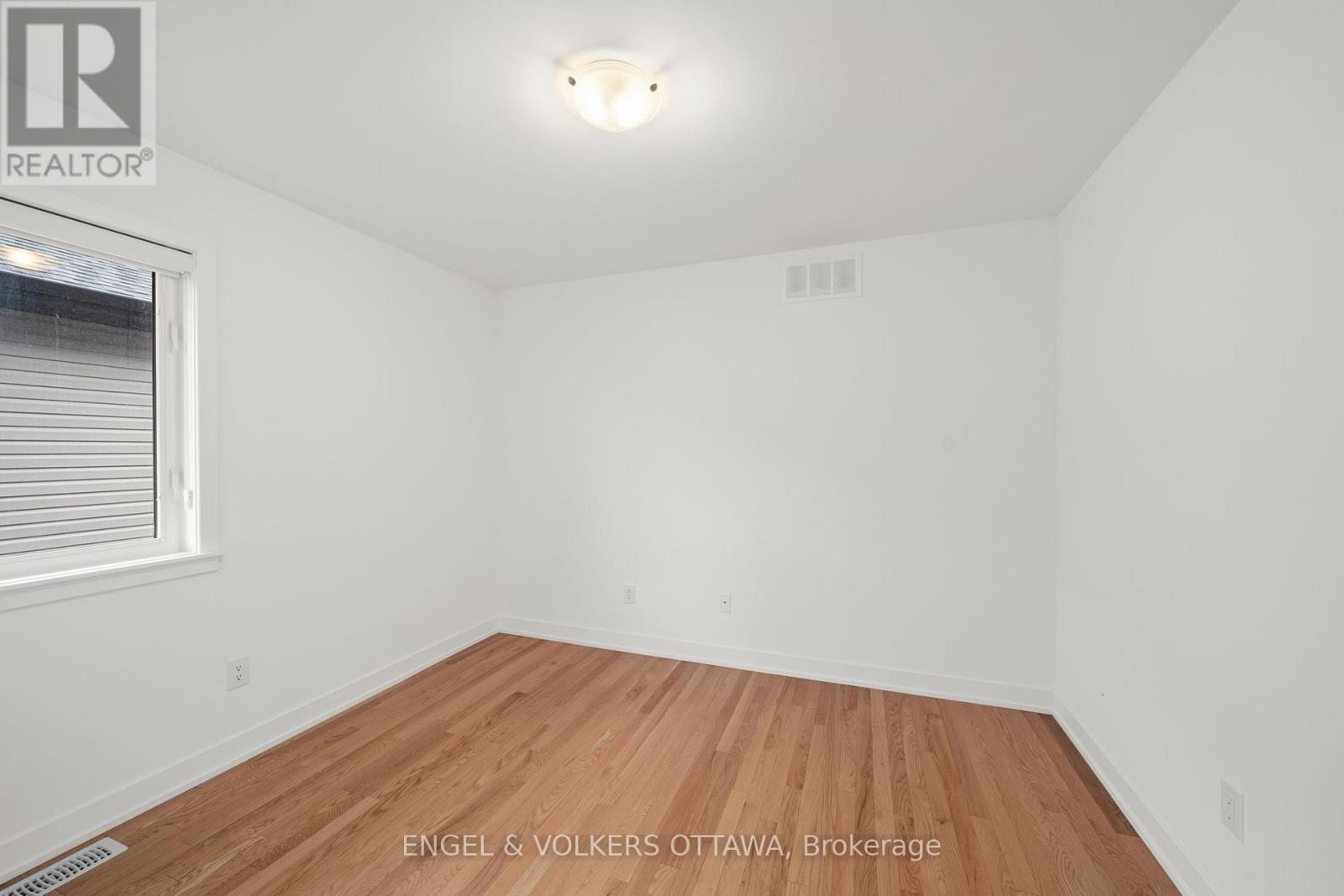 154 WINTERHAVEN DRIVE - 28