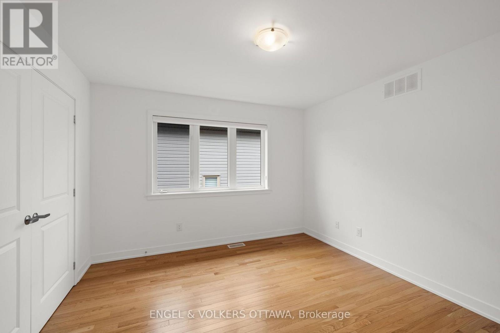 154 WINTERHAVEN DRIVE - 30