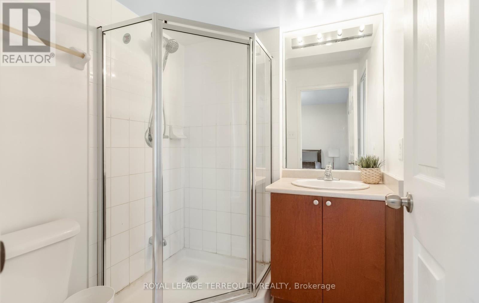 #4 3025 DESTINATION DRIVE - 32