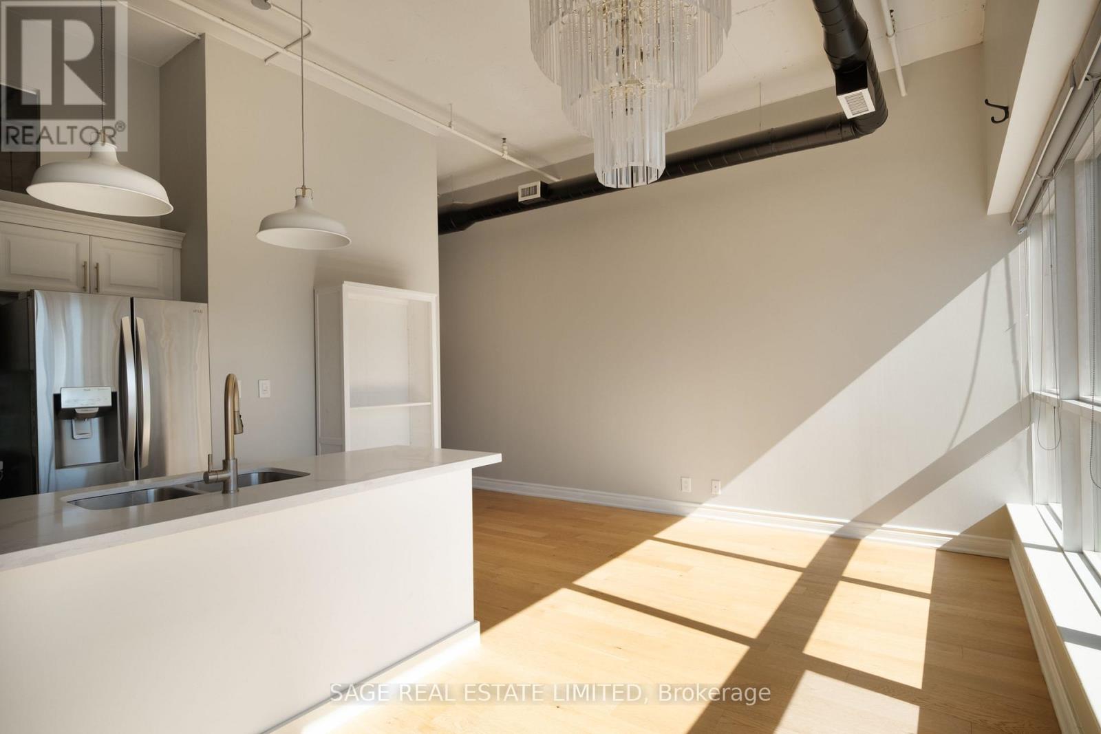 700 King Street West — photo 8