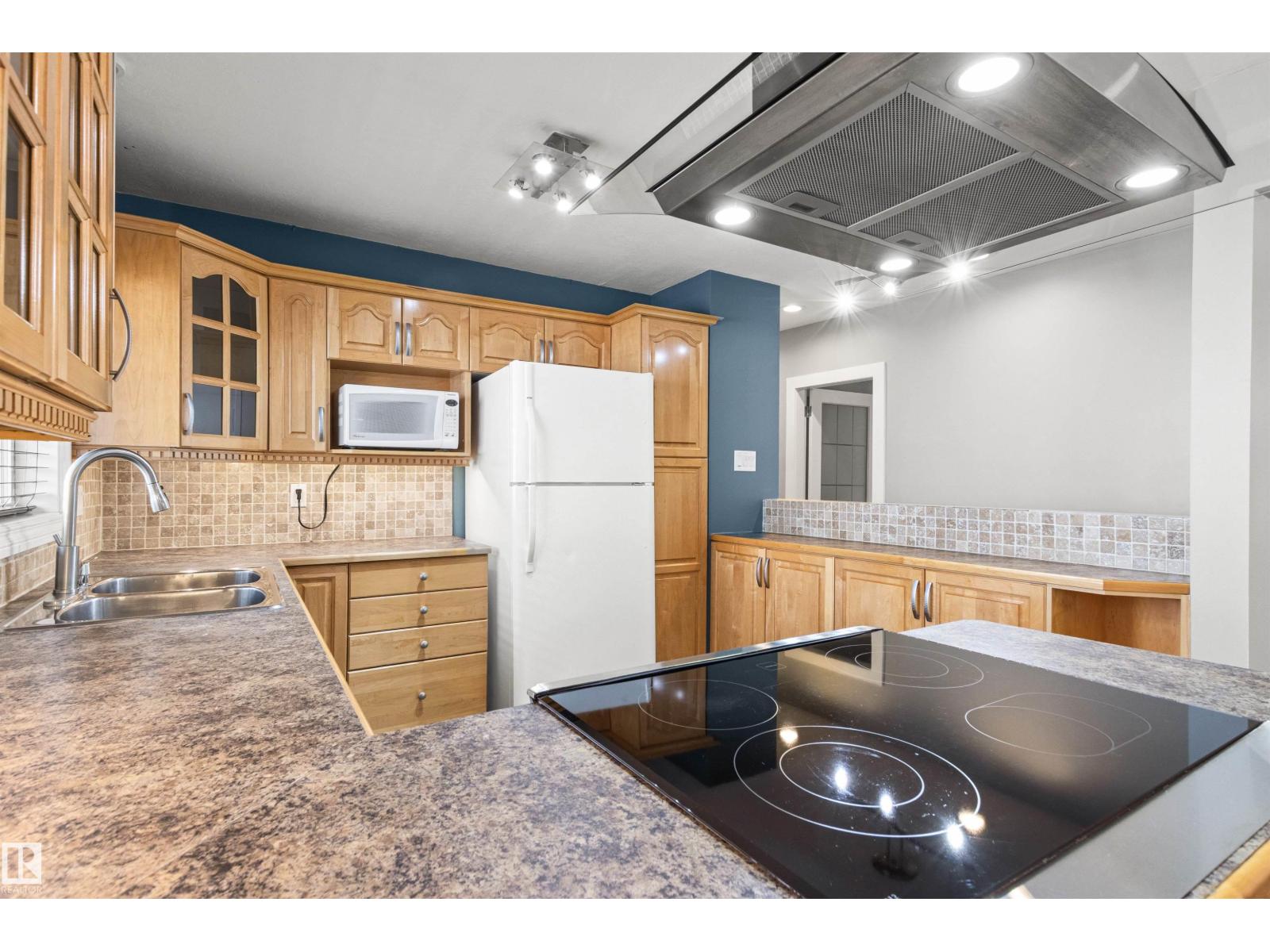10753 79 AV NW - 12