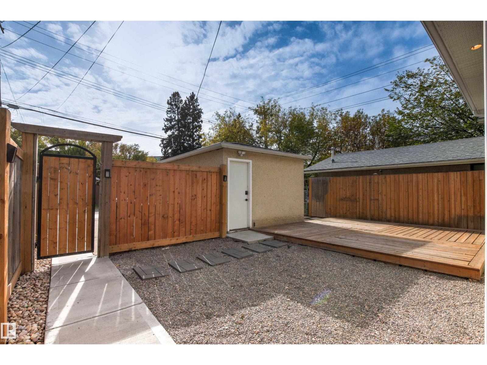 10753 79 AV NW - 33