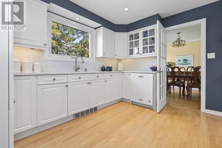 90 Florwin DR - 26