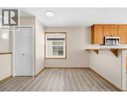 Kitchen - 22 Lanterman Close, Red Deer, AB T4R3K3 Photo 10