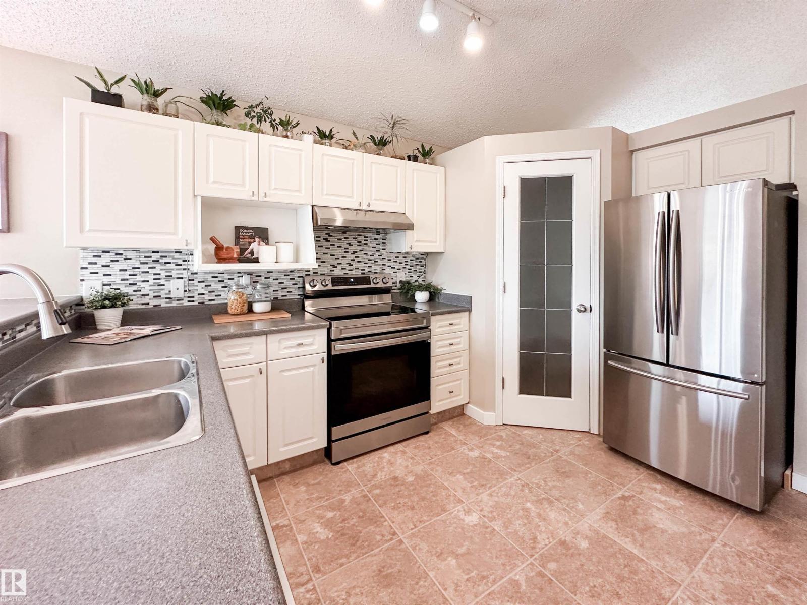168 HERITAGE DR - 8