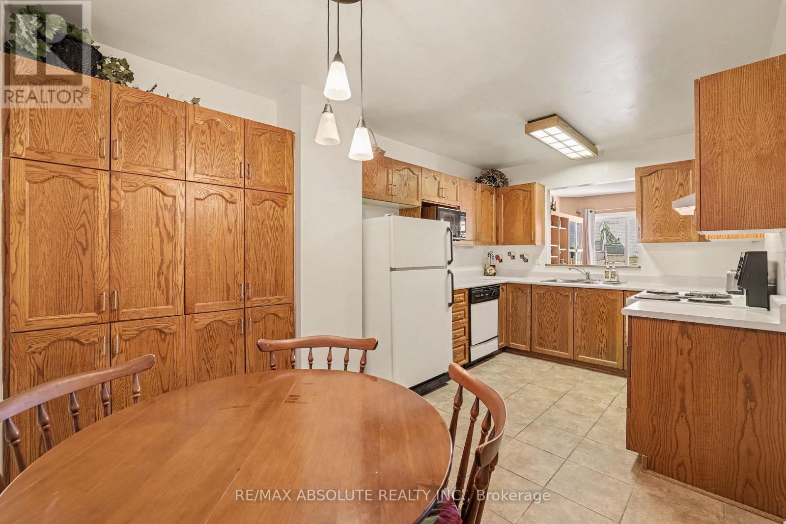 42 ROBLYN WAY - 12