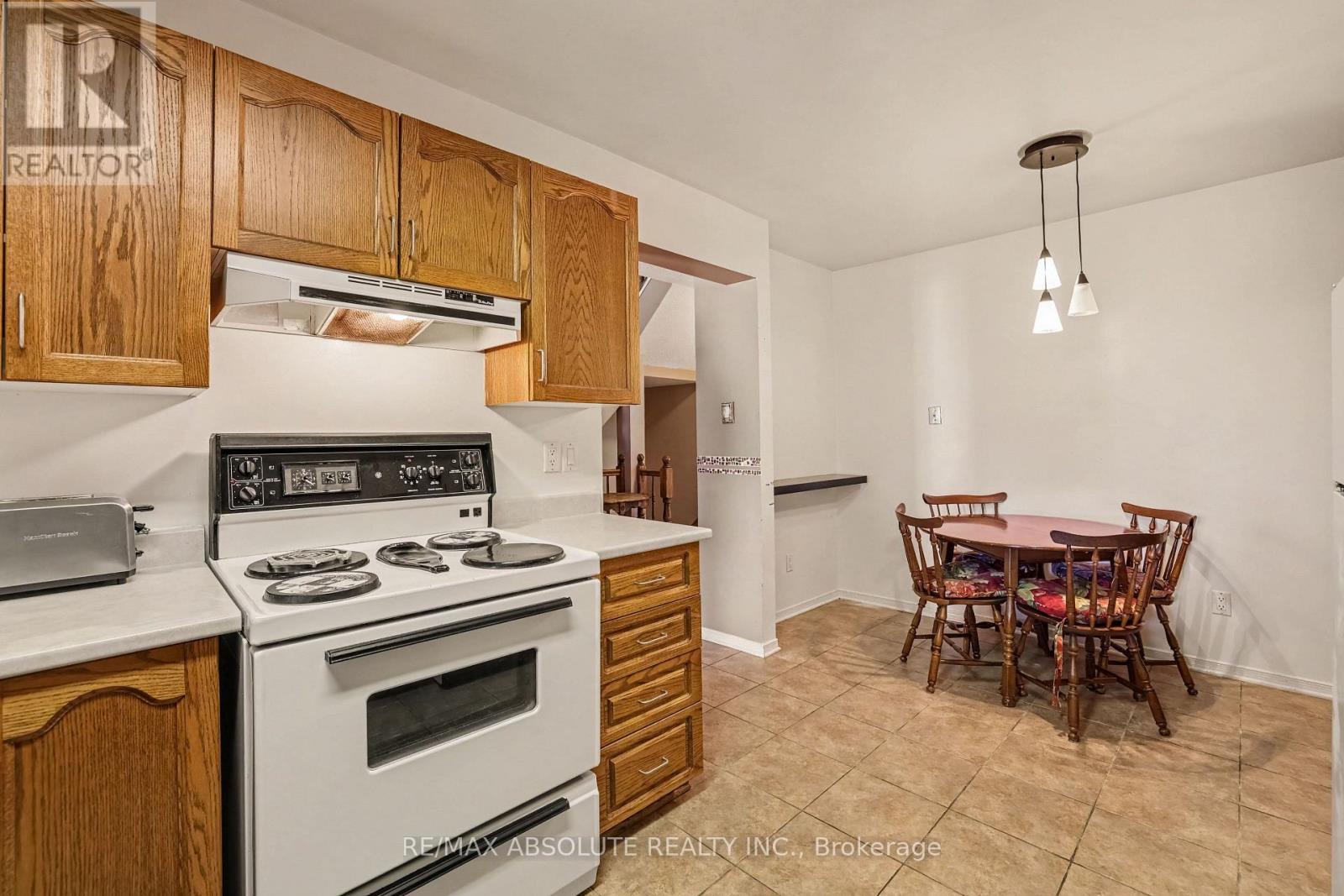 42 ROBLYN WAY - 13