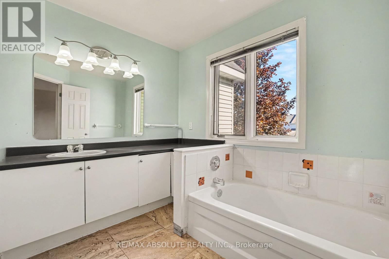 42 ROBLYN WAY - Image 20