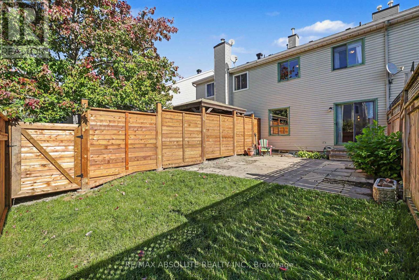 42 ROBLYN WAY - 34