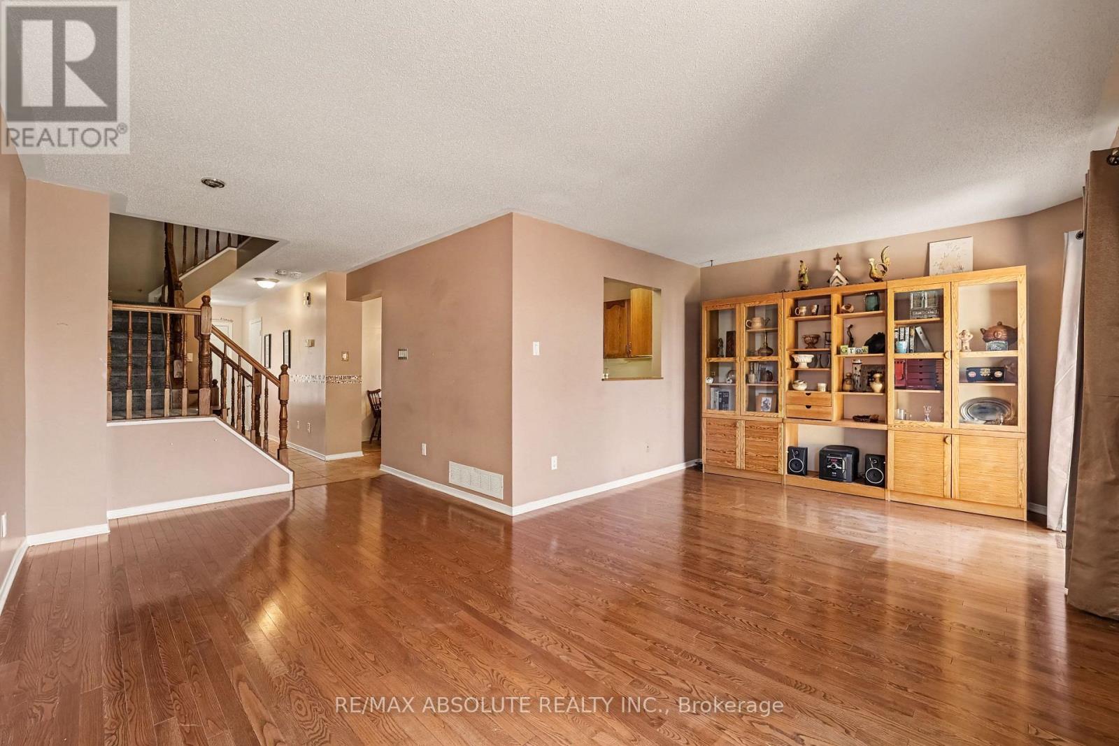 42 ROBLYN WAY - 6