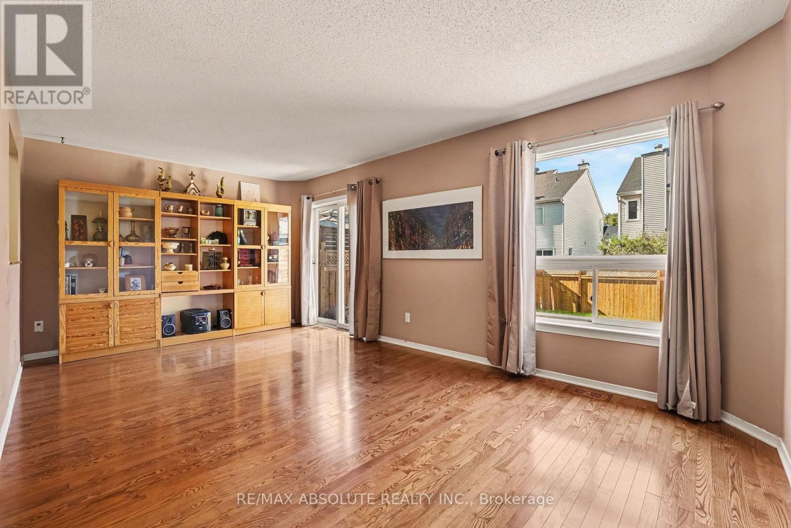 42 ROBLYN WAY - 7
