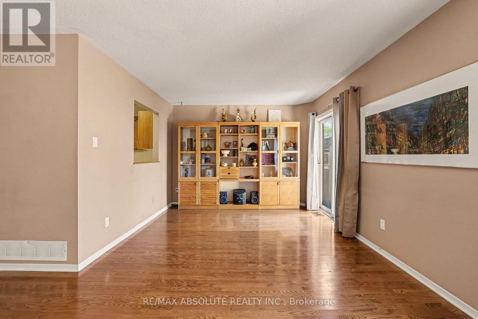 42 ROBLYN WAY - 8