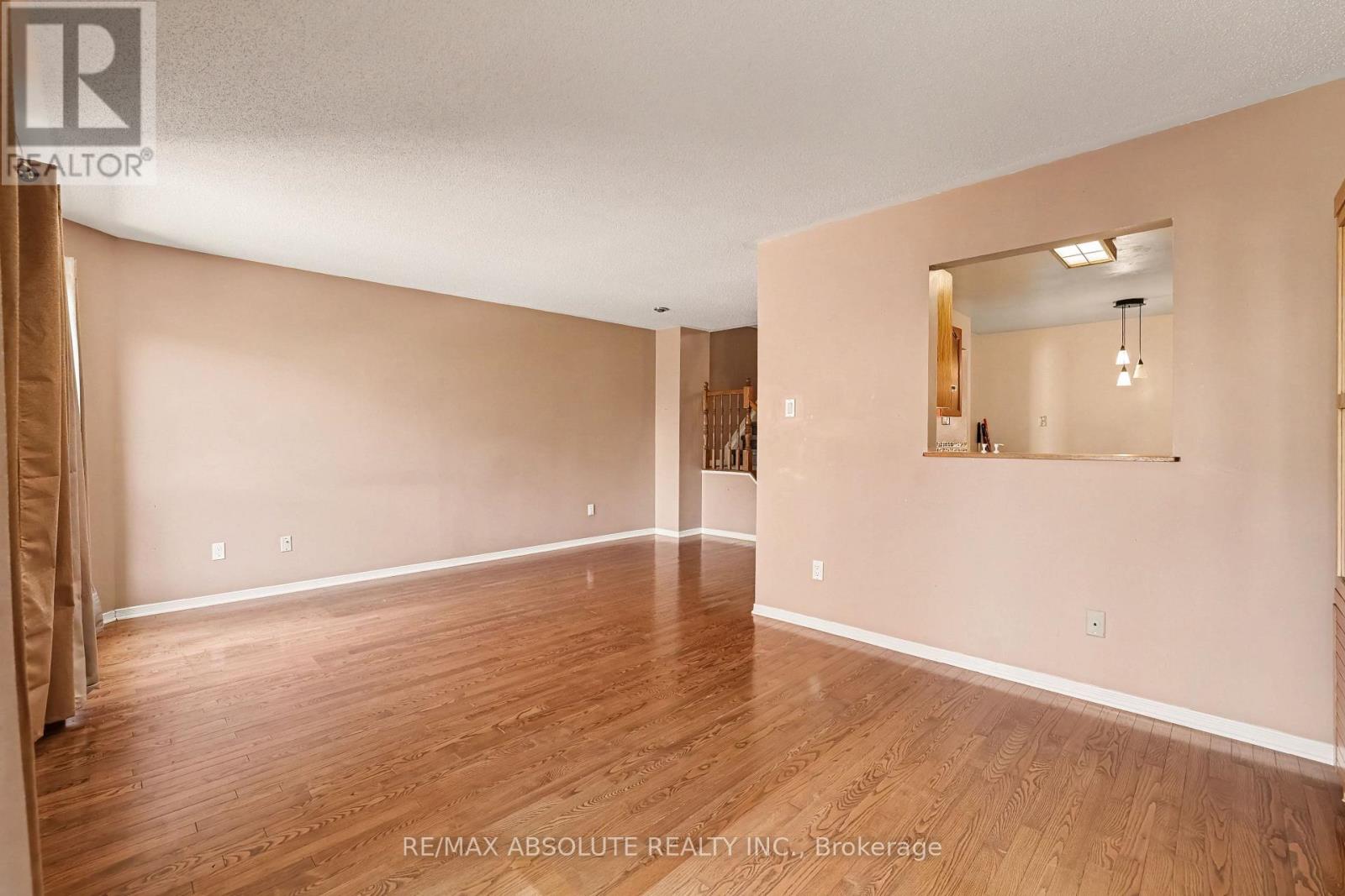 42 ROBLYN WAY - 9