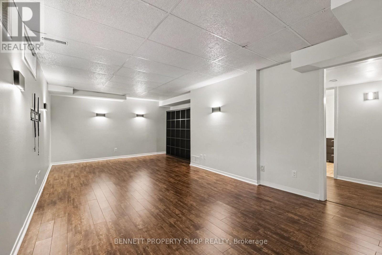 13 CANDOW CRESCENT - 32