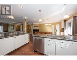 Kitchen - 2128 Benjamin Avenue, Ottawa, ON K2A1P4 Photo 11