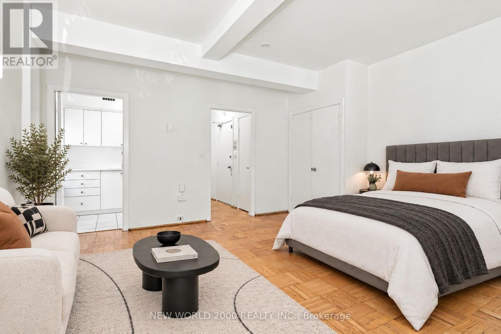 110 St Clair Avenue West — photo 4